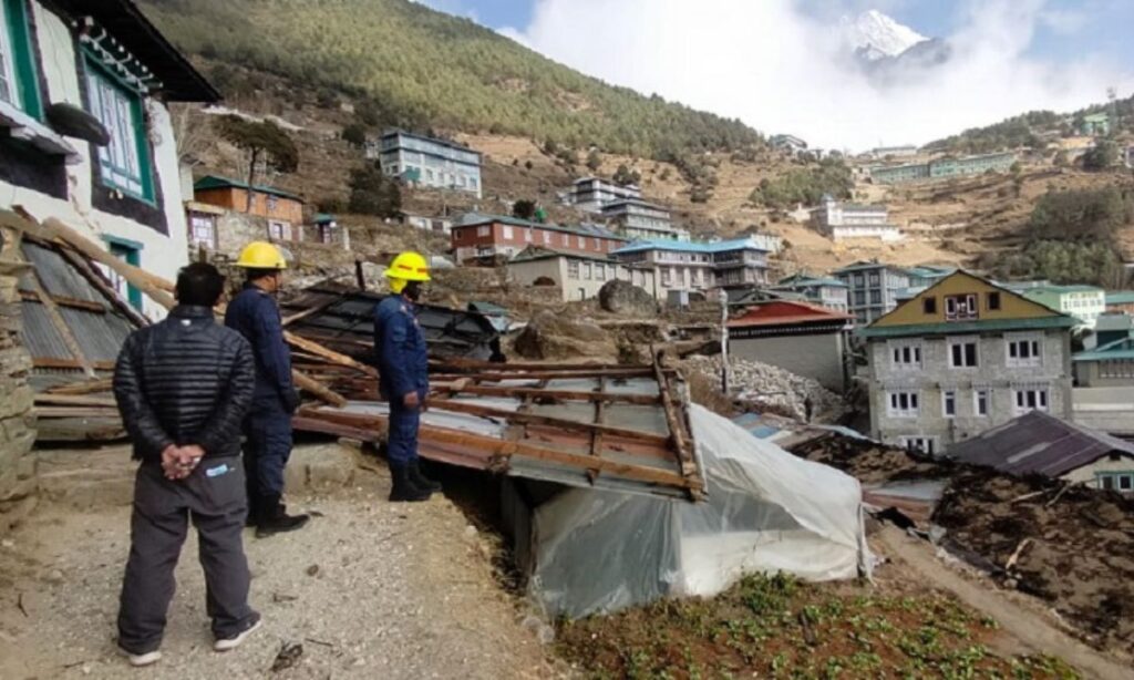 Strong Wind Causes Damage to Border Administration Office and Private Houses