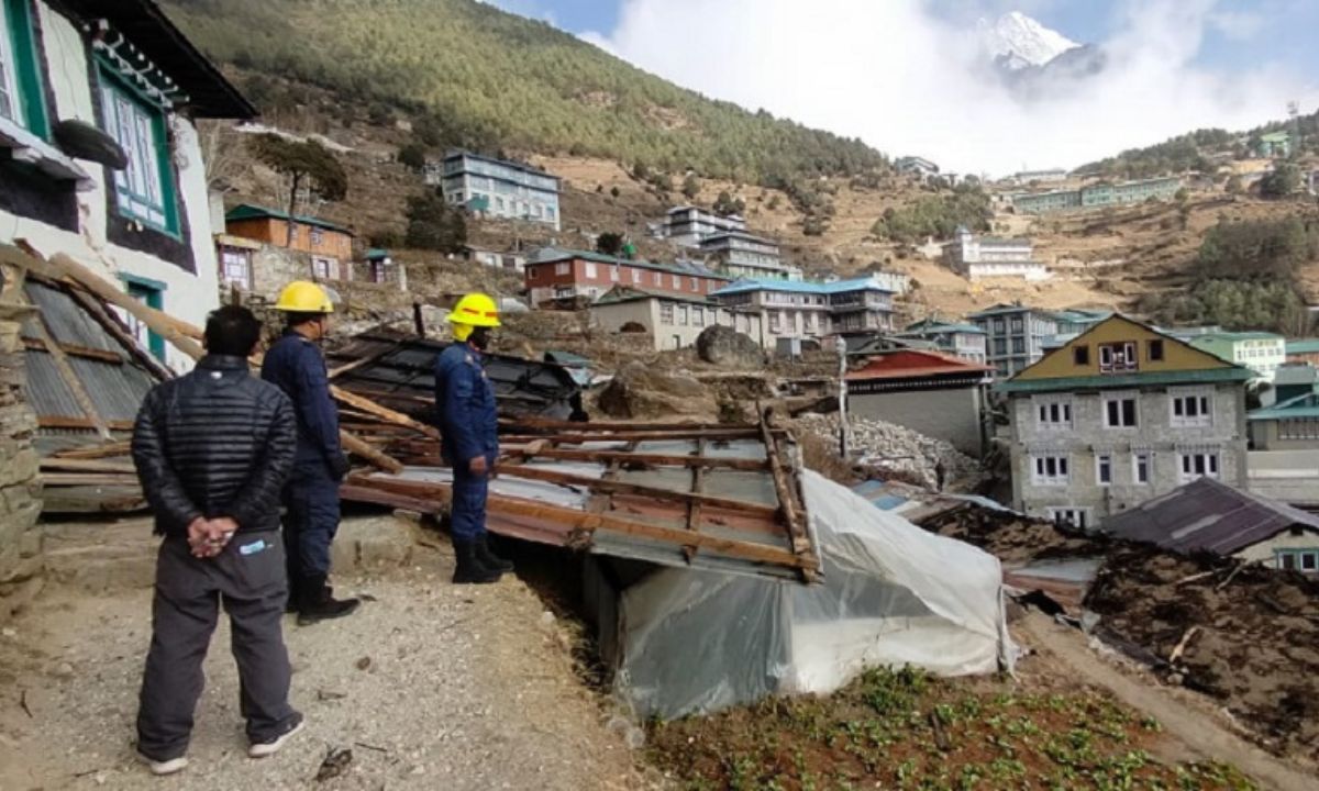 Strong Wind Causes Damage to Border Administration Office and Private Houses