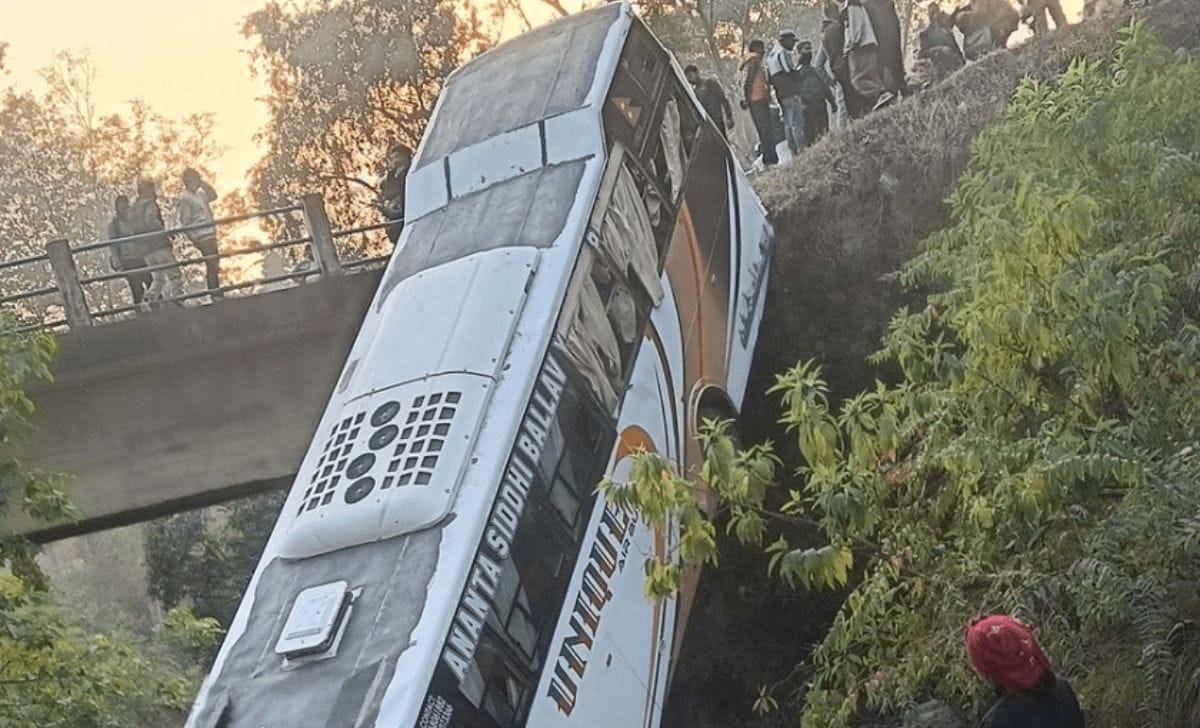 Bus Falls Off Bridge in Babai