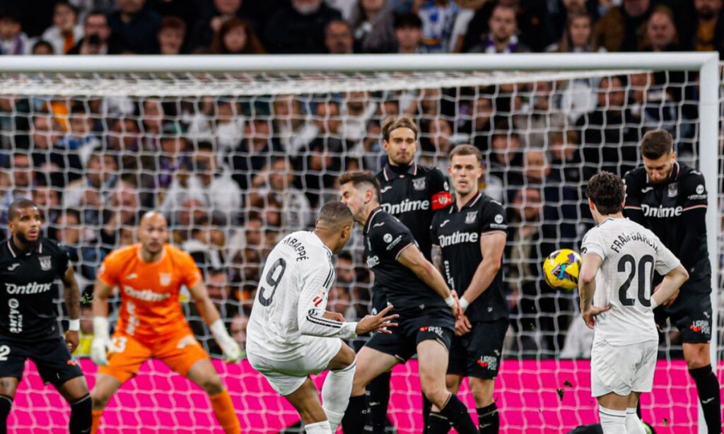 Mbappe Freekick