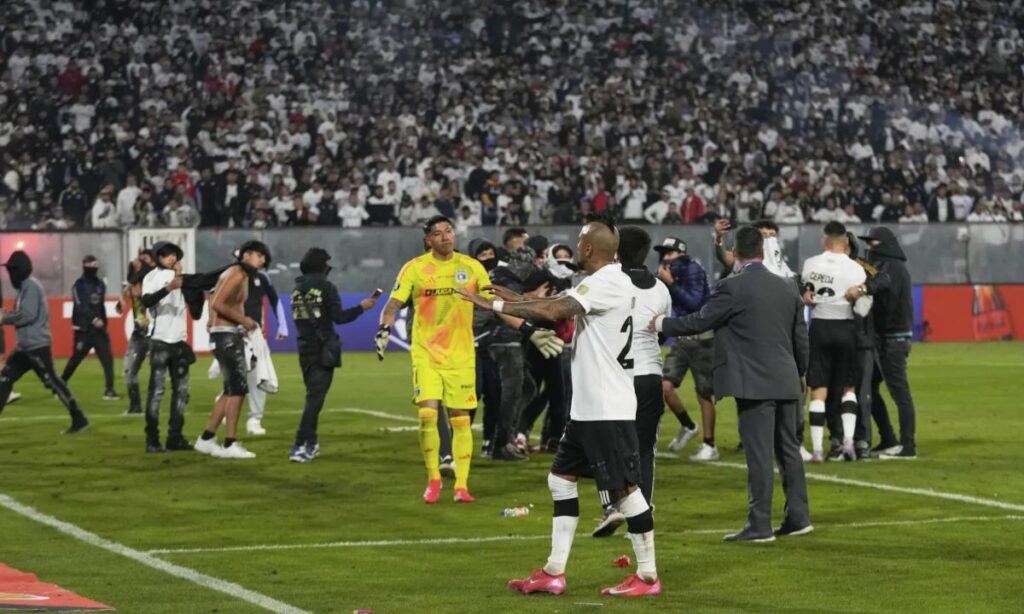 Colo Colo vs Fortaleza 2025 - Vidal Talking With Fans