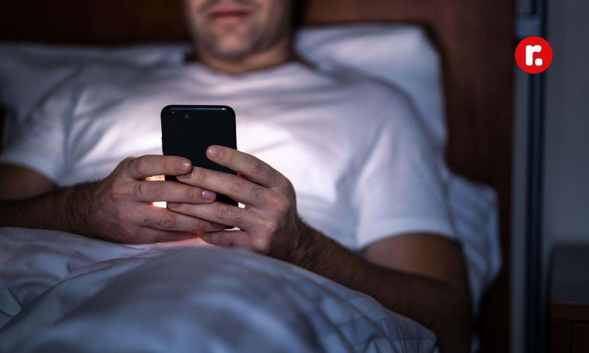 Screen Time in Bed Linked to Poor Sleep, Study Finds