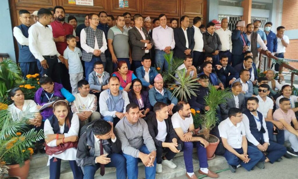 Government Workers Protest at Ministry Over New Law Proposal