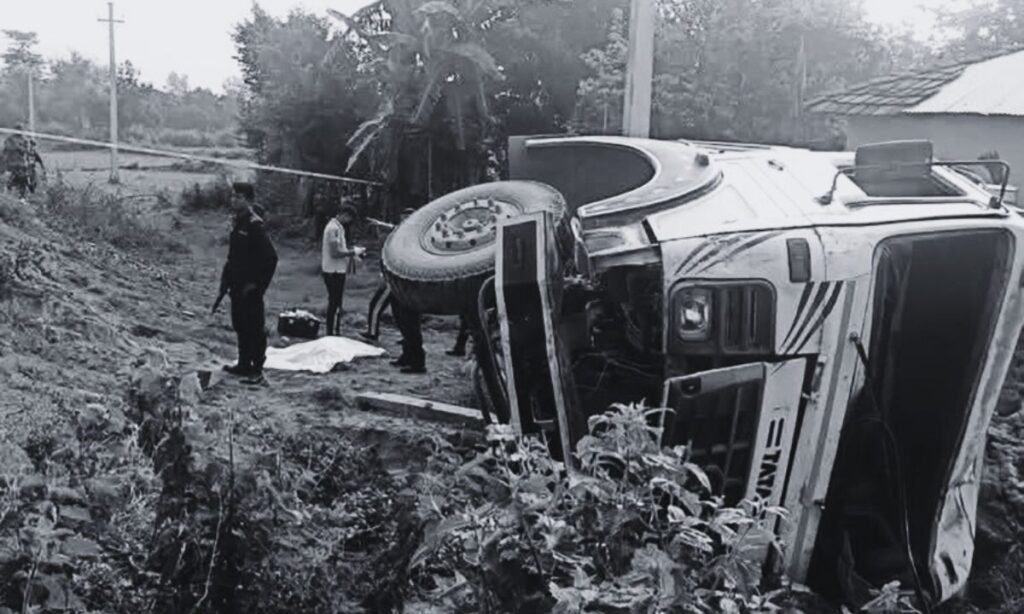 Tipper Overturns in Mirchaiya, Killing 65-Year-Old Local Driver
