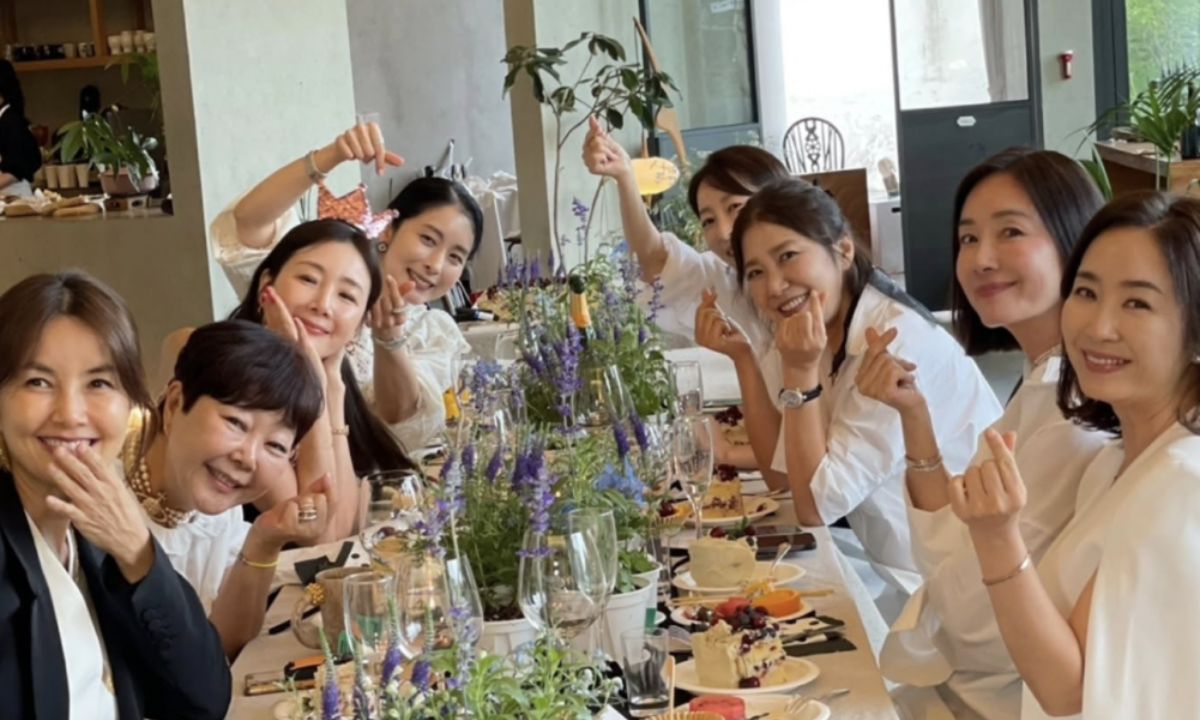 Choi Ji Woo Celebrates 50th Birthday With Heartfelt Reunion of 30-Year Friendships
