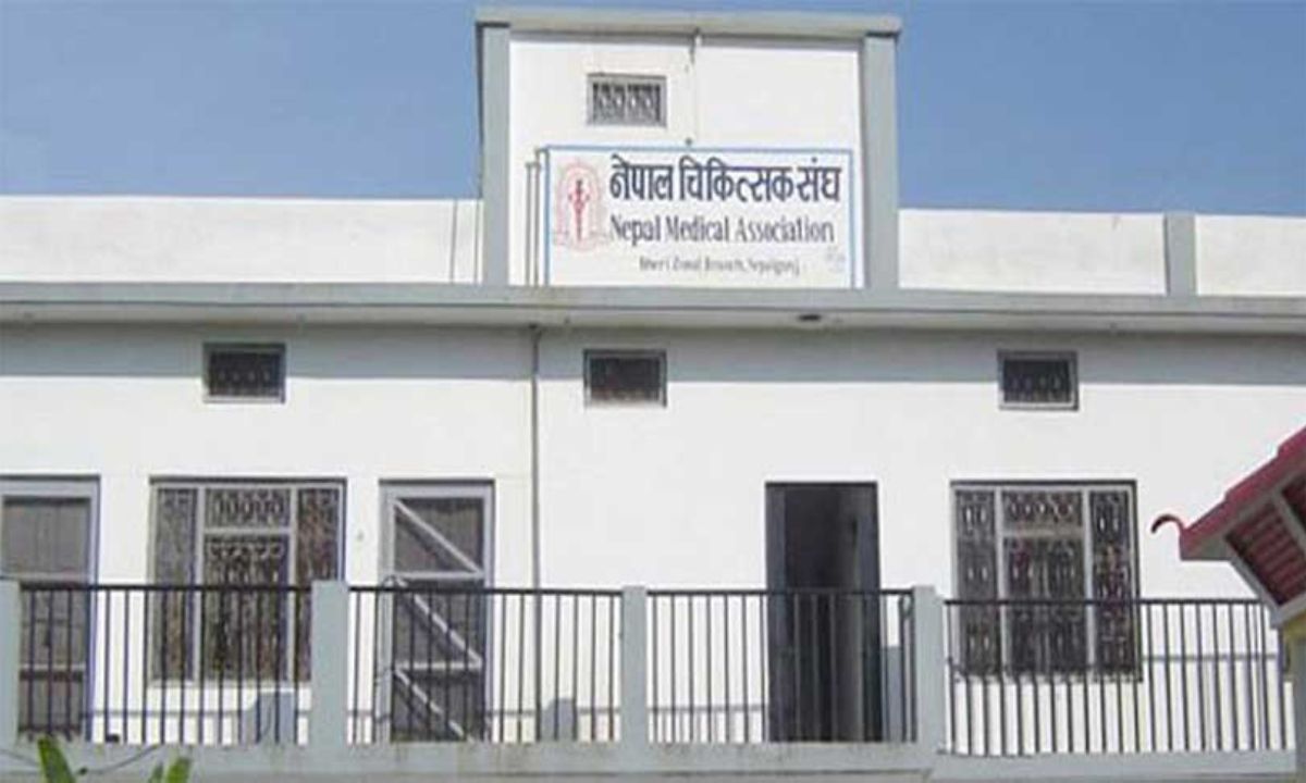 Doctors protest court decision, wear black bands during duty