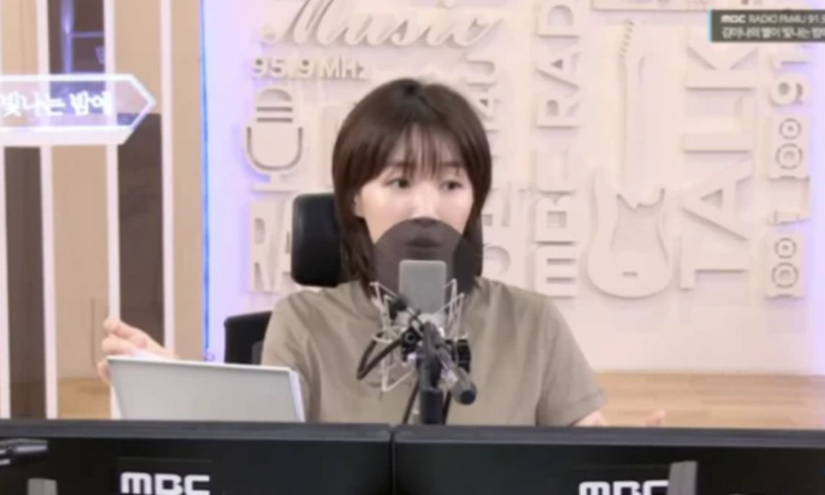 Kim Eana and ALLDAY PROJECT during their radio interview on MBC FM4U