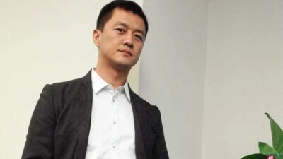 Li Yapeng in a suit during a public appearance